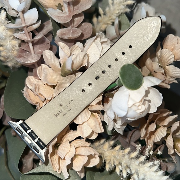 Kate Spade ♠️ Black and White Apple Watch Strap - Picture 7 of 9